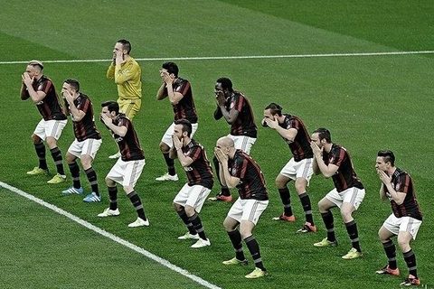 Dàn sao Milan diễn hợp xướng ngay trên sân trước trận đấu