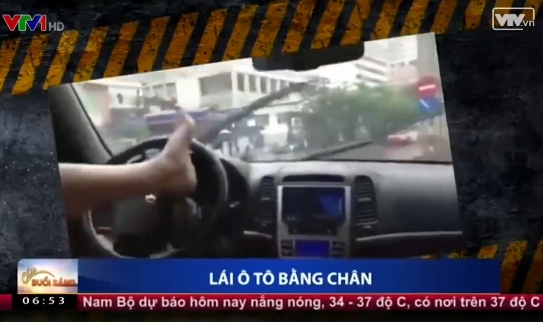 Thanh niên chán sống lái xe bằng chân giữa trời mưa