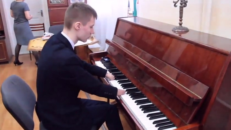 Tài năng piano của cậu bé không tay làm mê hoặc người nghe