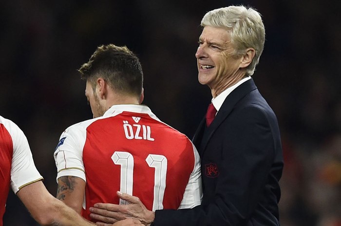 Wenger tức điên vì Ozil bị loại khỏi đội hình PFA