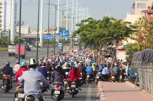 Cho xe máy vào làn ôtô đường nội đô đẹp nhất Sài Gòn