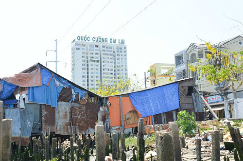 Cư dân khu 'ổ chuột' Sài Gòn 'méo mặt' vì nắng gay gắt
