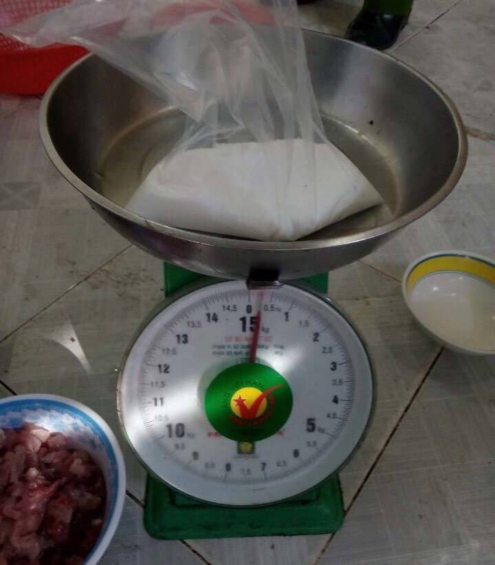 Trộn hóa chất độc hại với thịt để chế biến chả lụa