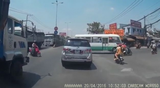 Xe máy chạy ẩu cắt mặt xe tải, đâm thẳng vào xe hơ