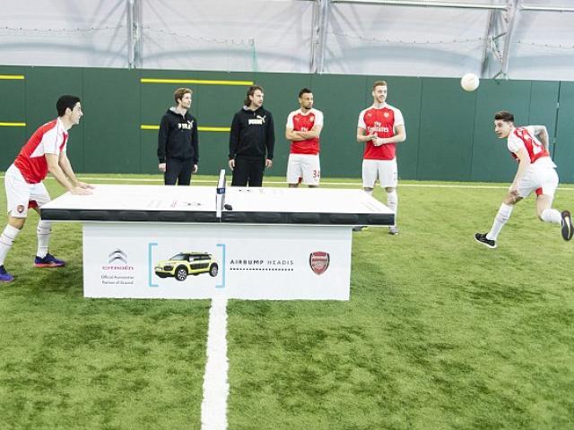 Chán tập, sao Arsenal rủ nhau đánh bóng bàn bằng đầu