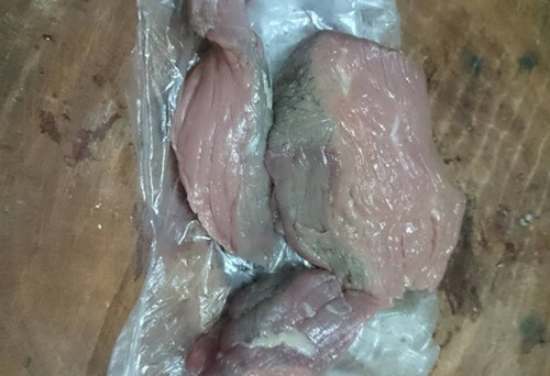 Tá hỏa phát hiện miếng thịt bò biến thành màu trắng sau 2 tiếng