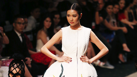 Thúy Vân trình diễn mở màn Vietnam International Fashion Week 2016