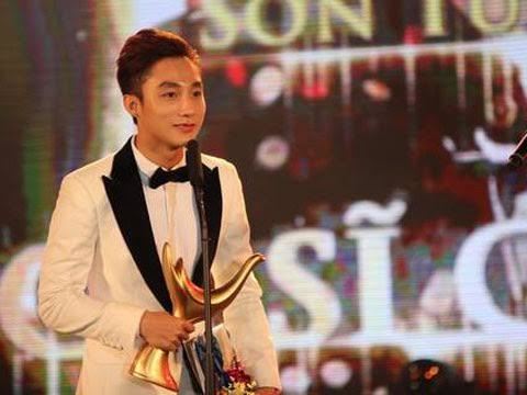 Tùng Dương trao giải Ca sĩ của năm cho Sơn Tùng M-TP