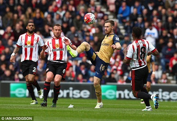 Arsenal hòa thất vọng, chính thức đầu hàng Leicester