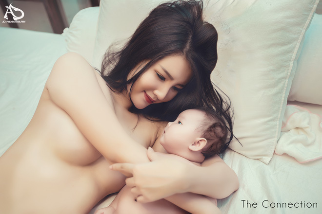 Bà mẹ 9x chụp ảnh nude cùng con gái gây bão trên mạng xã hội