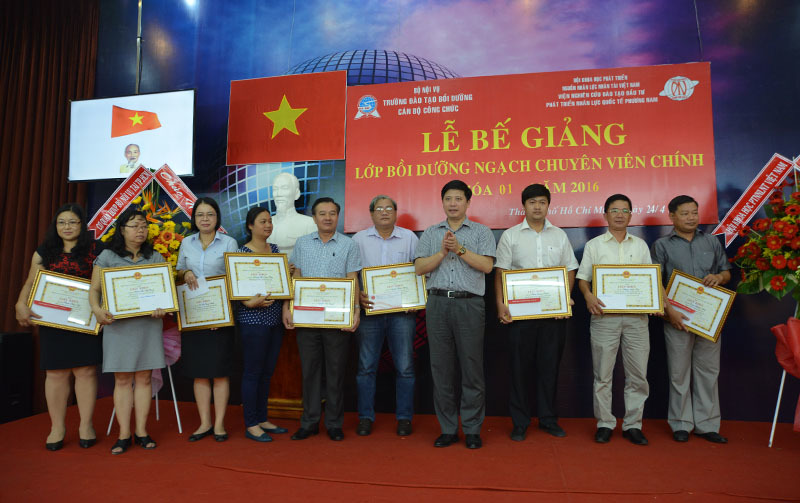 Bế giảng lớp Chuyên viên chính