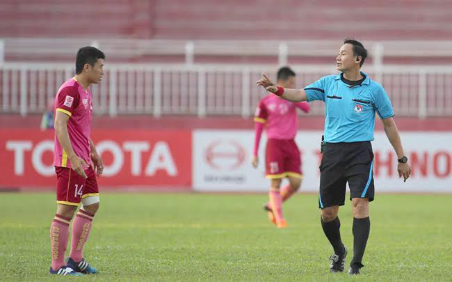 V-League nóng lên bằng những...cơn mưa thẻ