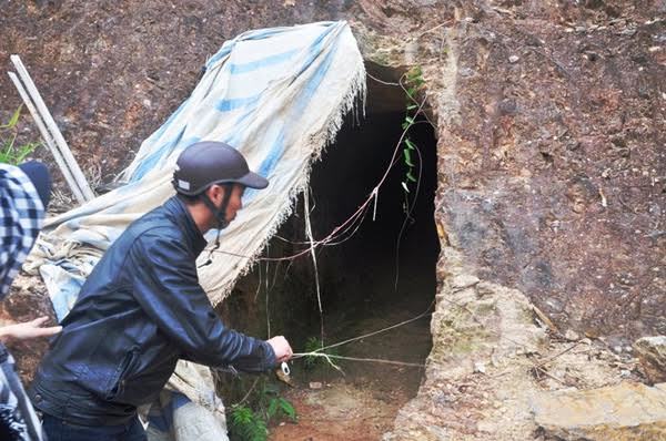 Kiểm điểm bí thư đào hầm xuyên núi