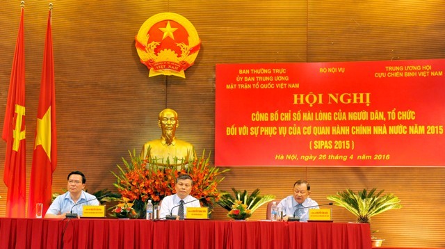 Dân vẫn phải 'bôi trơn' thủ tục đăng ký kết hôn, khai sinh