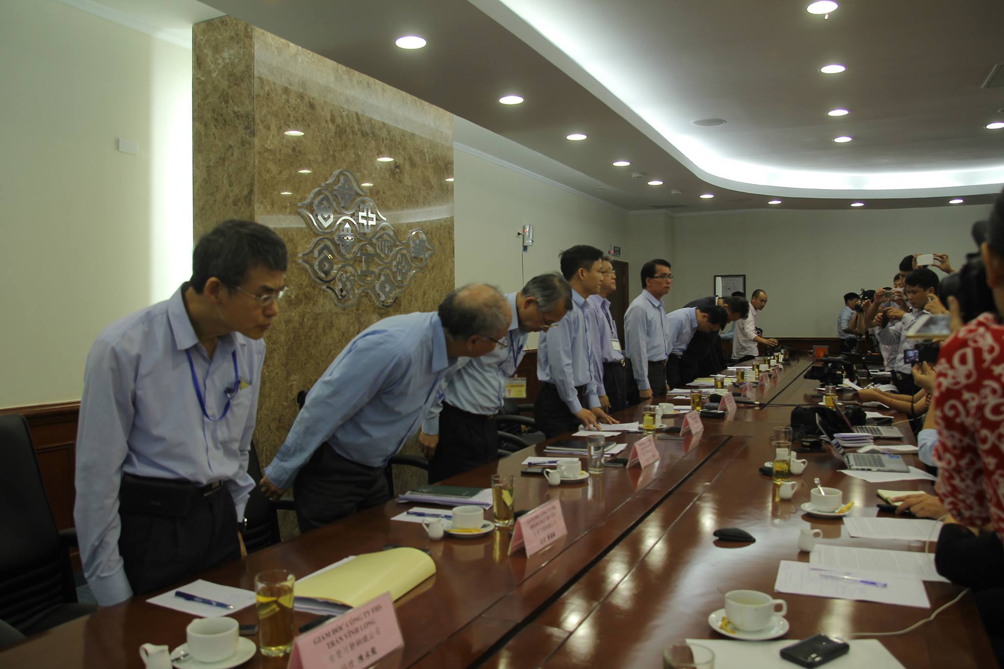 Lãnh đạo Formosa cúi đầu xin lỗi người dân Việt Nam