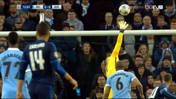 Jese bật cao đánh đầu đập xà ngang