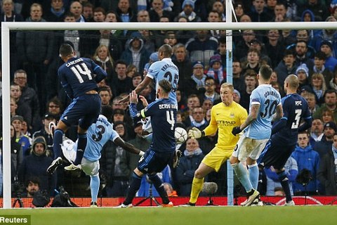 Casemiro đánh đầu đập chân thủ thành Joe Hart