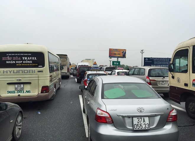 Cao tốc Pháp Vân ùn hơn 10 km sau vụ lật xe tải