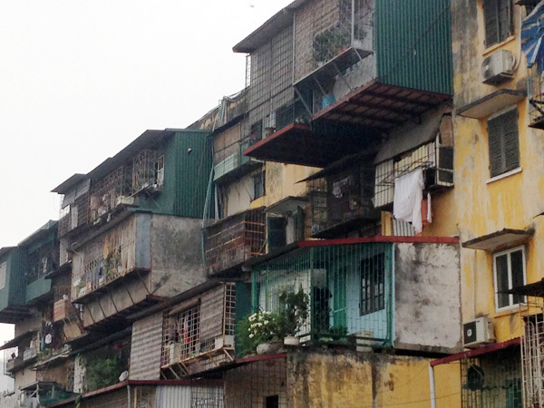 Sống nguy hiểm trong chung cư đất vàng giữa Hà Nội