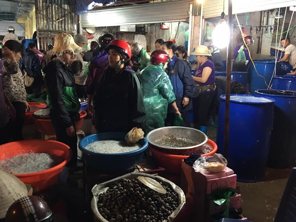 Trời không mưa cũng mặc áo mưa: Bà hàng cá thu 100 triệu/tháng