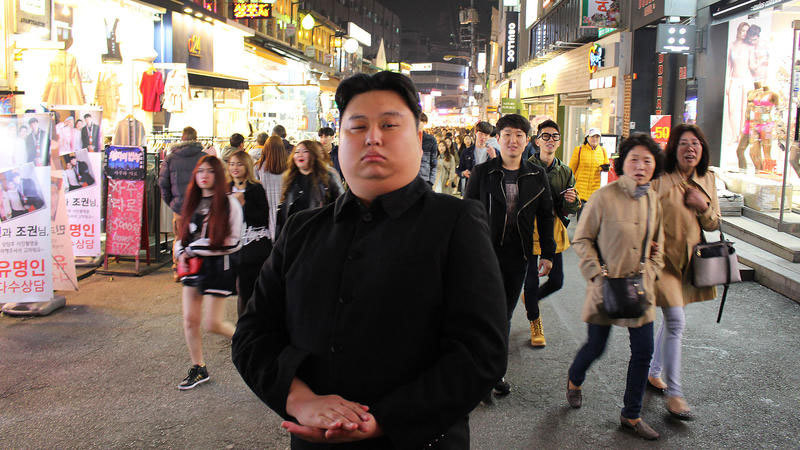 Dân Seoul hào hứng chụp ảnh với người giống hệt Kim Jong-un