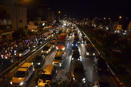 Đường nội đô đẹp nhất Sài Gòn tắc nghẽn lúc giữa đêm