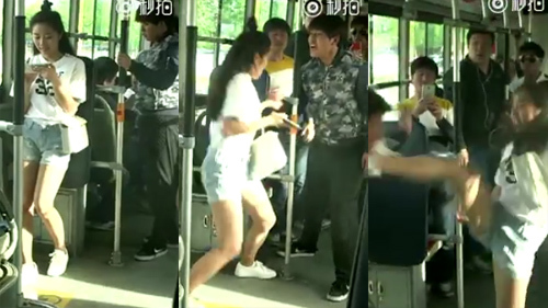 Thiếu nữ tung cước đá bay kẻ móc ví trên xe buýt