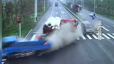 Siêu tải húc bay ô tô, lái xe máy thoát chết ngoạn mục