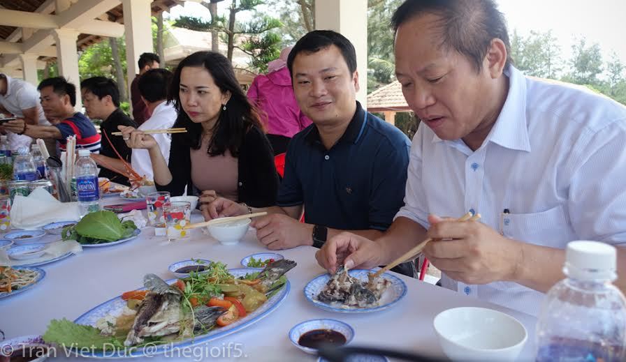 Lãnh đạo tắm biển, ăn cá và mệnh lệnh cuộc sống