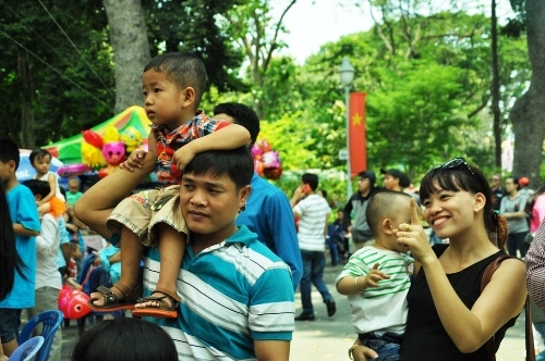 Ngày đầu nghỉ lễ, khu vui chơi Sài Gòn đông nghẹt người