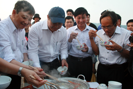 Chủ tịch Đà Nẵng ăn cá hấp ngay cảng cá