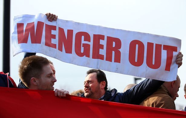 CĐV Arsenal biểu tình chưa từng có đòi đuổi HLV Wenger