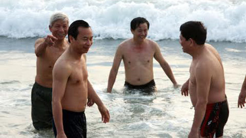 Bí thư Xuân Anh tắm biển cùng du khách