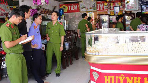 Truy tìm 'phù thủy' đánh tráo đô la ở tiệm vàng