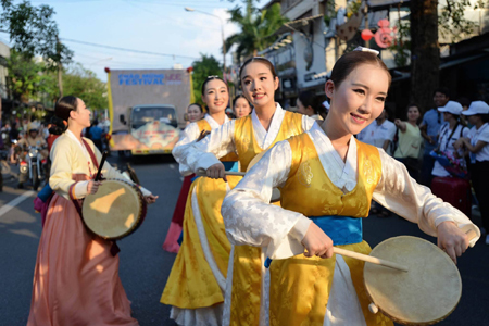 Nghệ sỹ khoe nhan sắc hút hồn ở lễ hội đường phố