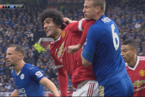 Fellaini đánh cùi chỏ đối với Robert Huth