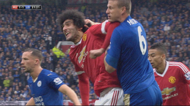 Fellaini và hậu vệ Leicester biến Old Trafford thành võ đài