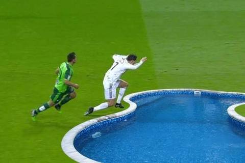 Ronaldo lọt top 10 pha ăn vạ thô thiển nhất làng túc cầu