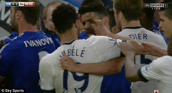 Diego Costa bị cầu thủ Tottenham móc mắt