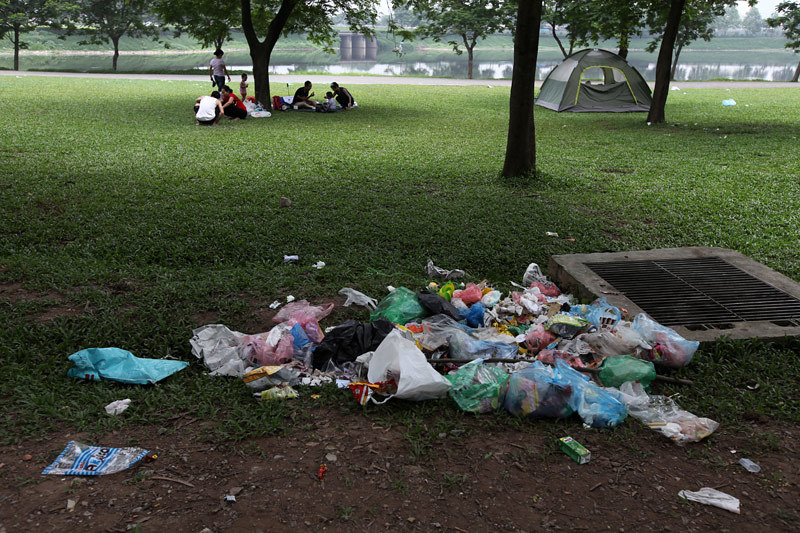 Cắm trại, xả rác ngập công viên lớn nhất Hà Nội