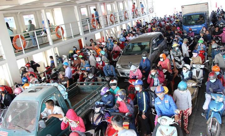 Hết nghỉ lễ, dân đội nắng rời quê sớm vẫn dính tắc đường