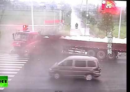 Cú nhảy thần kỳ thoát chết trong tai nạn xe tải mất lái