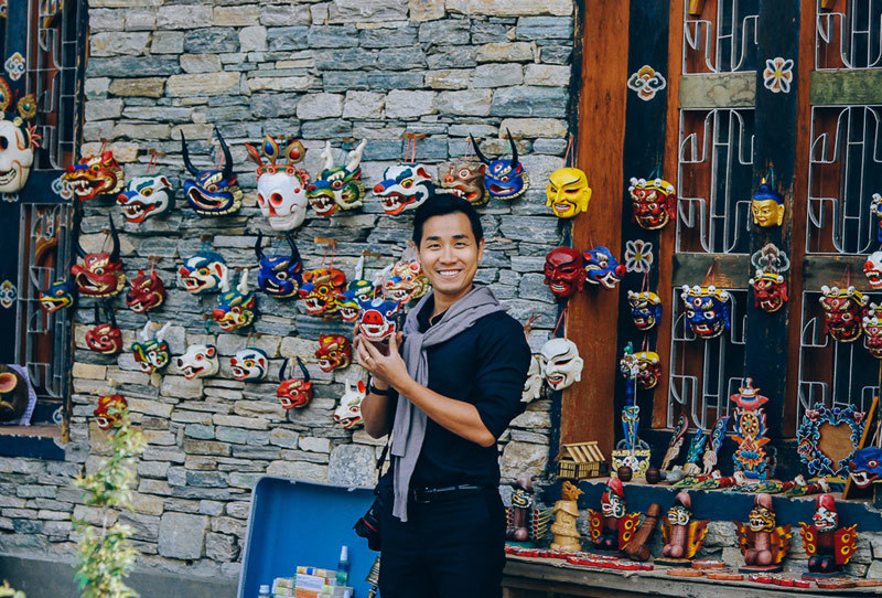 MC Nguyên Khang khoe ảnh 'độc' tại đất nước hạnh phúc nhất