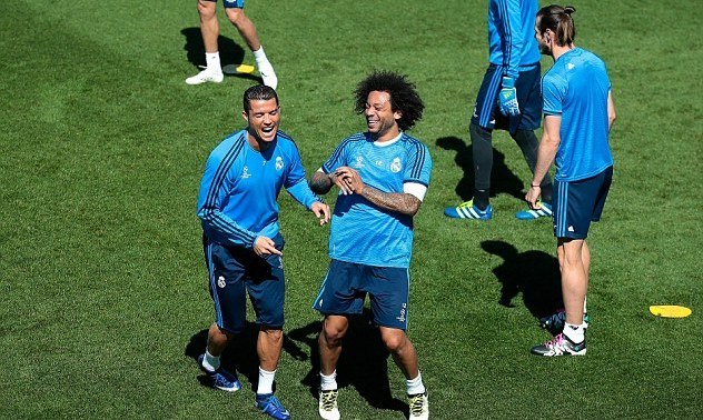 Ronaldo cười tít mắt trước trận sinh tử với Man City