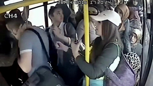 Bị các cô gái vùi dập trên xe buýt vì 'khoe của' quấy rối