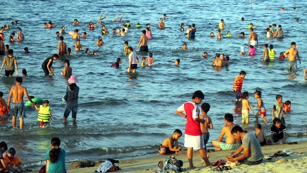 Nước biển bãi tắm 4 tỉnh miền Trung đều an toàn