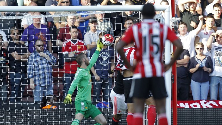 3 pha cứu thua giúp De Gea lập hat-trick danh hiệu ở MU