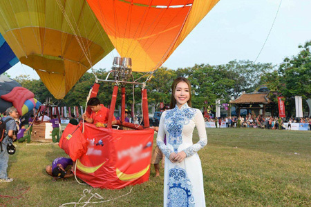 Elly Trần mặc áo dài xuất hiện cùng khinh khí cầu ở Huế