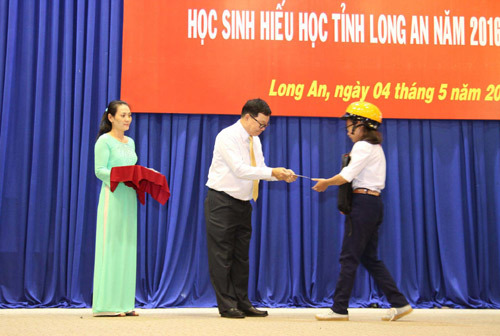 4 Oranges trao 400 suất học bổng cho HS Long An