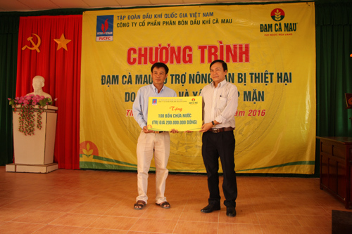 Đạm Cà Mau hỗ trợ người dân khắc phục hạn hán